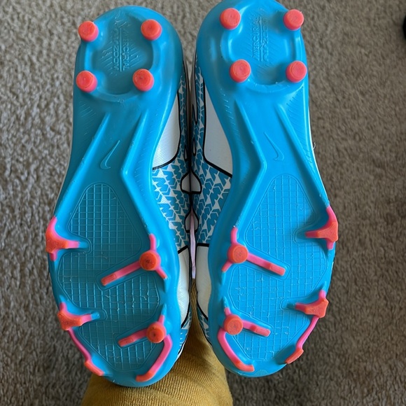 Girls Nike Soccer Cleats - Picture 7 of 8